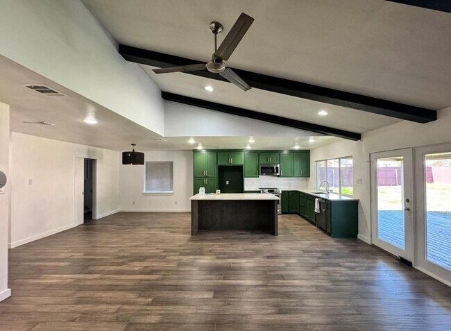 Foto del edificio - 3129 Pinewood Dr