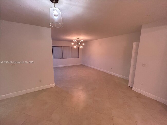 Foto del edificio - 2880 Pine Tree Dr