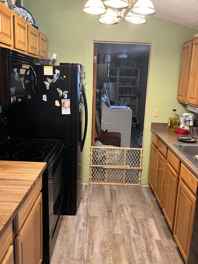 Foto del edificio - 467 Meadow Rd