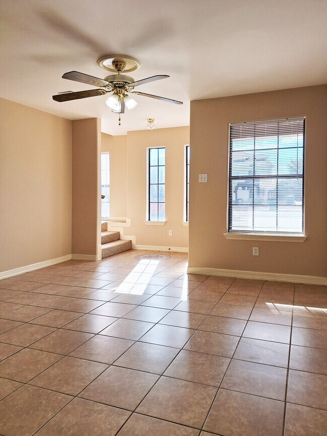 Building Photo - 1402 W Kiwi Ave