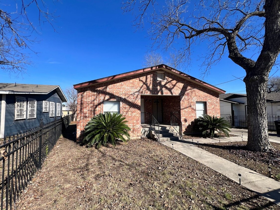 Photo - 807 E Southcross Blvd