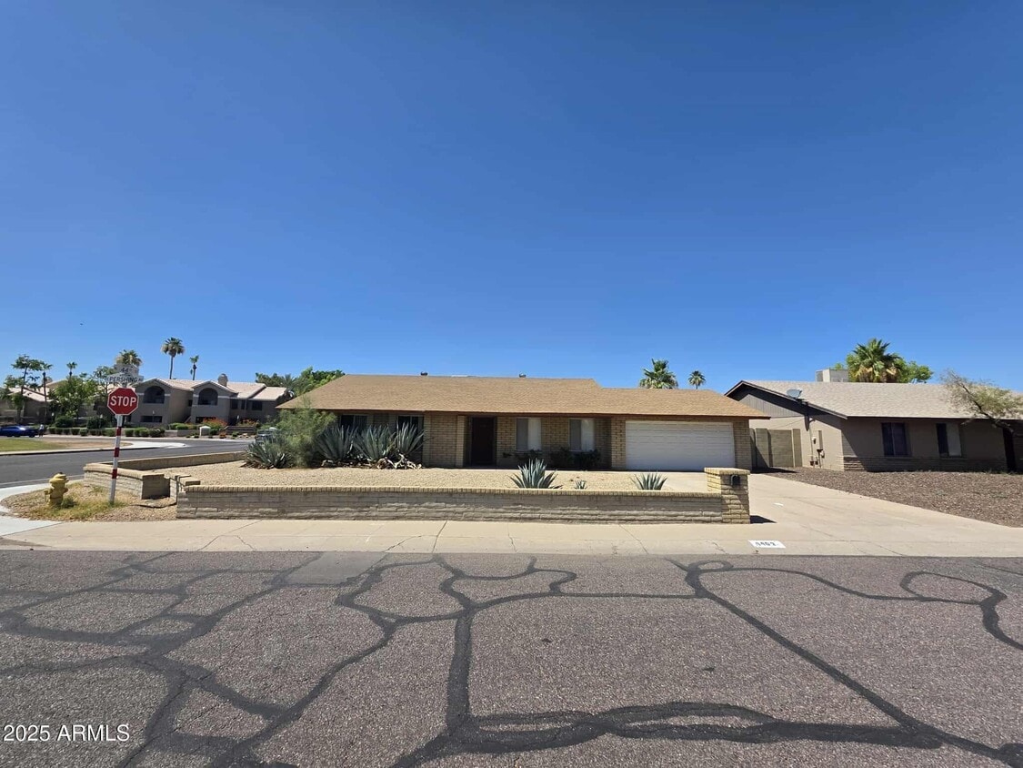 Primary Photo - 4402 E Pershing Ave
