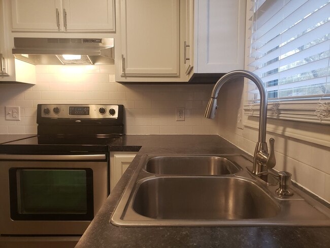 Building Photo - Kickapoo High District w/ Walk-In-Closet