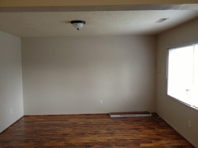 Foto del edificio - 4224-4224 N Commercial Ave