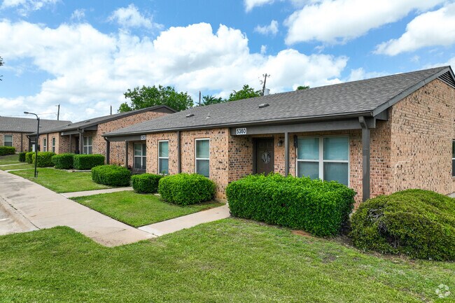 Alternar - Summit at Unique Gardens Apartments