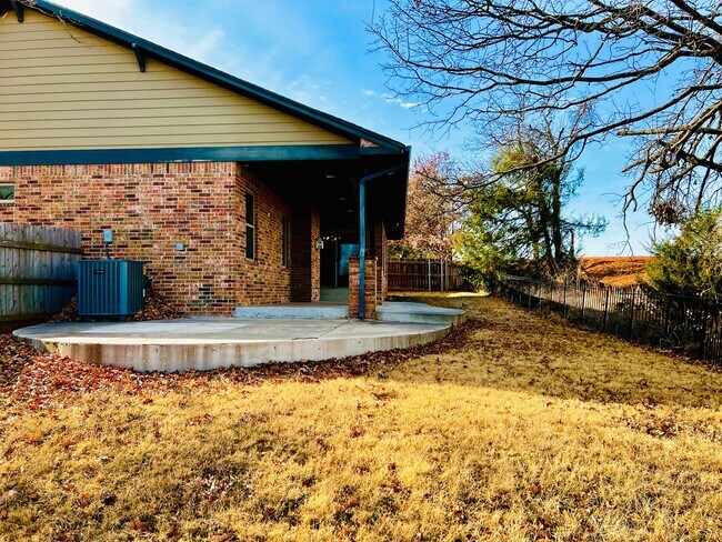 Foto del edificio - Beautiful 3BD 2BA w/ Bonus Room Located in...