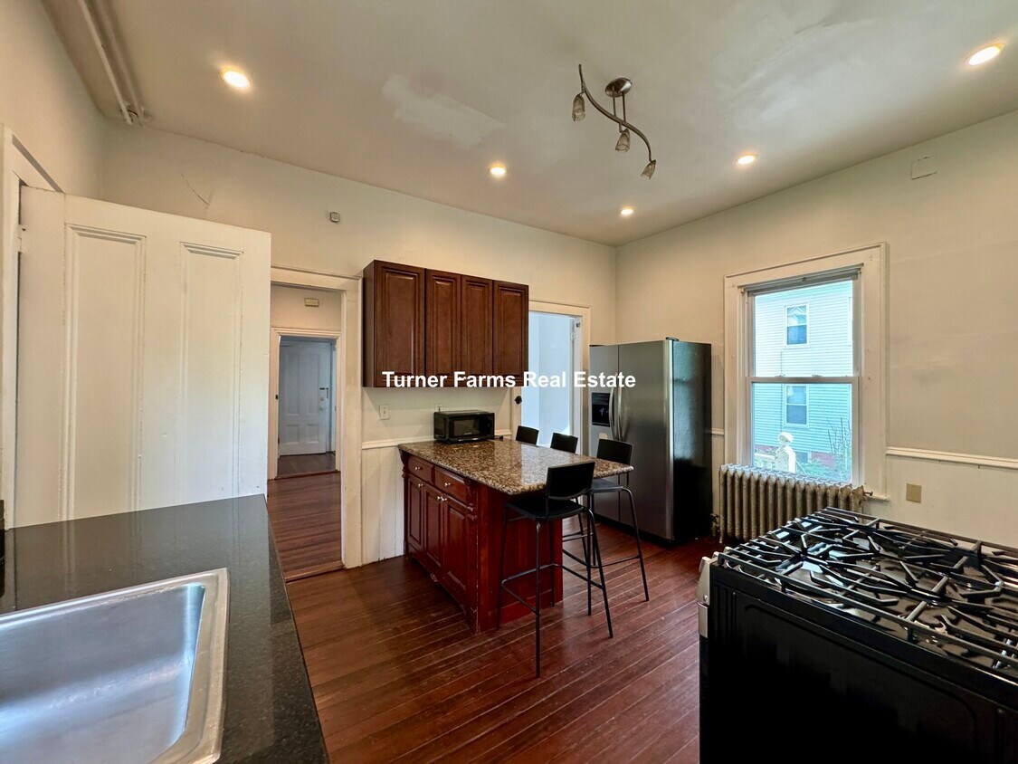 Primary Photo - 76 Curtis St