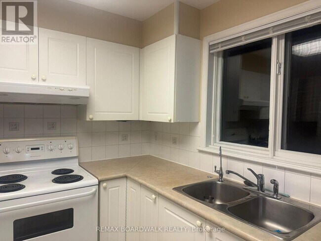 Building Photo - 6 Briston Private