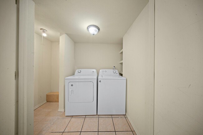 Building Photo - 208 E Starr Ave