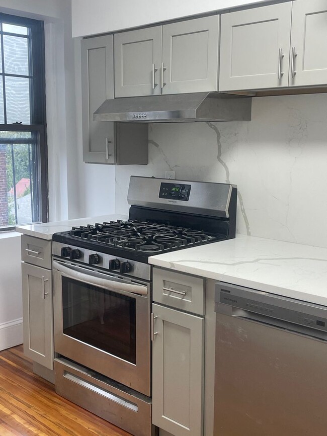 Building Photo - Newly renovated three bedroom on Commonwea...