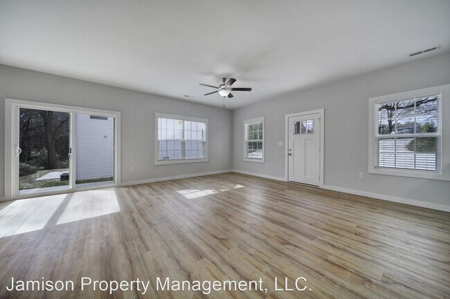Building Photo - 3 br, 2.5 bath House - 1018 East Dr
