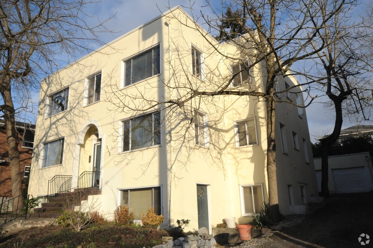 Building Photo - 916 10th Ave E