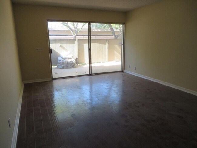 Foto del edificio - GREAT Condo in the Lakeshore Community