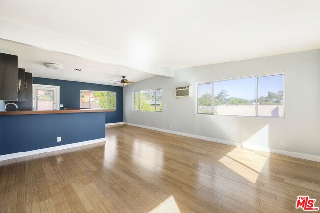 Foto del edificio - 2245 Silver Ridge Ave