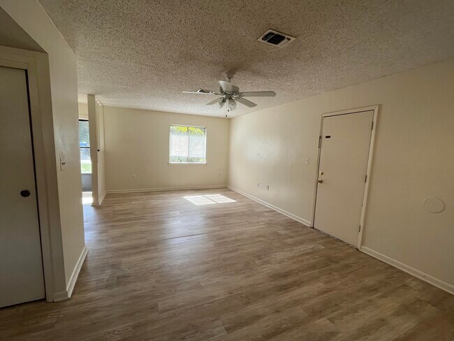 Foto del edificio - 841 Meadow Ln