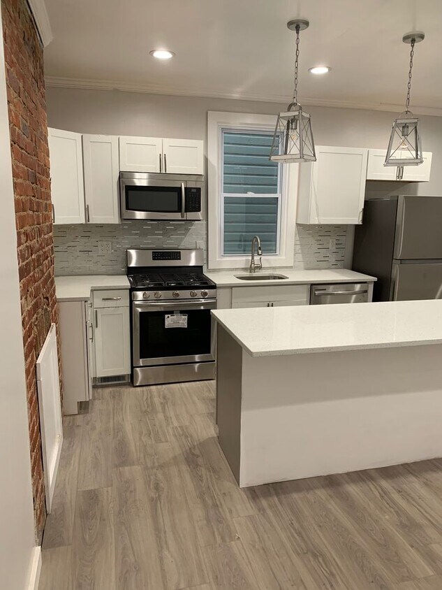 Foto principal - Gorgeous 3 Bedroom 1.5 bath with yard