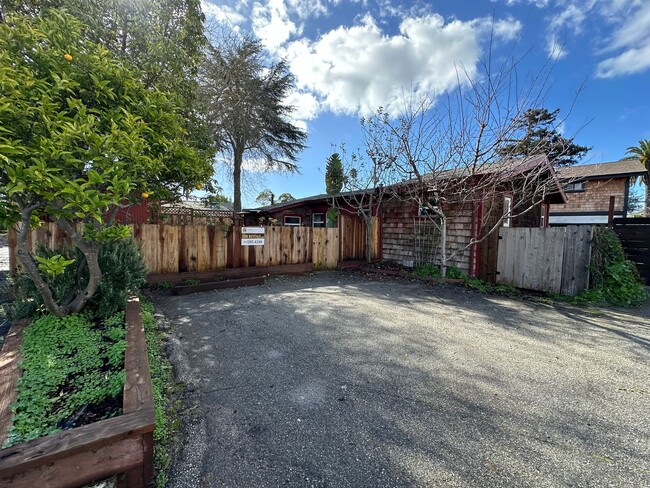 Building Photo - Charming fully remodeled classic bungalow ...