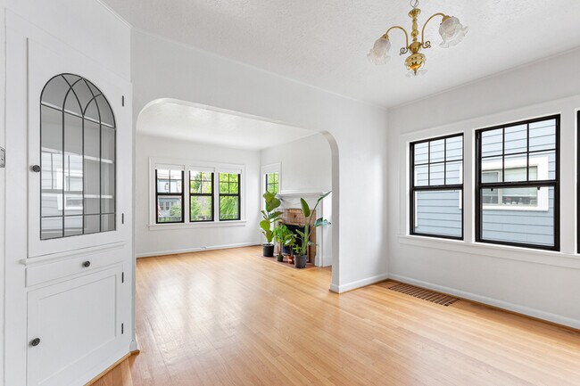 Building Photo - 2810 NE 35th Ave
