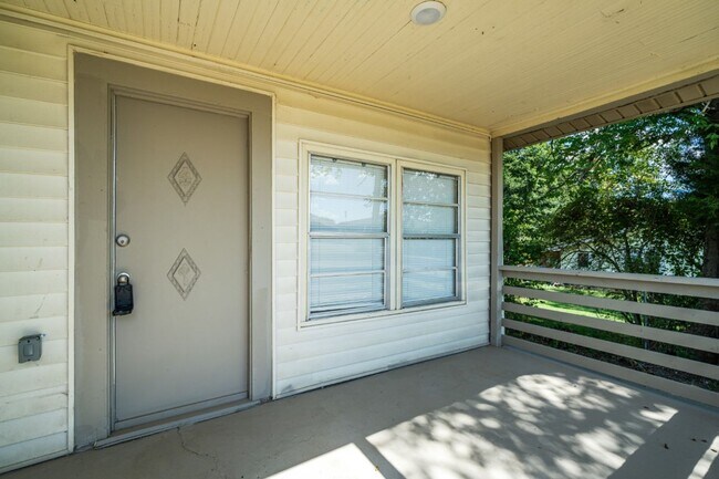 Building Photo - 1626 12th Ave N
