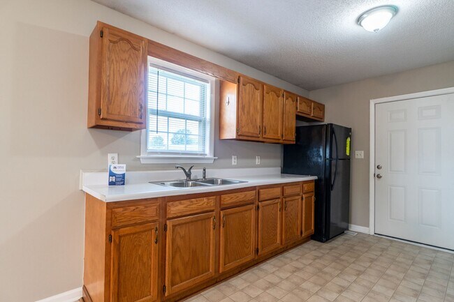 Building Photo - Cute home located in Greensboro!
