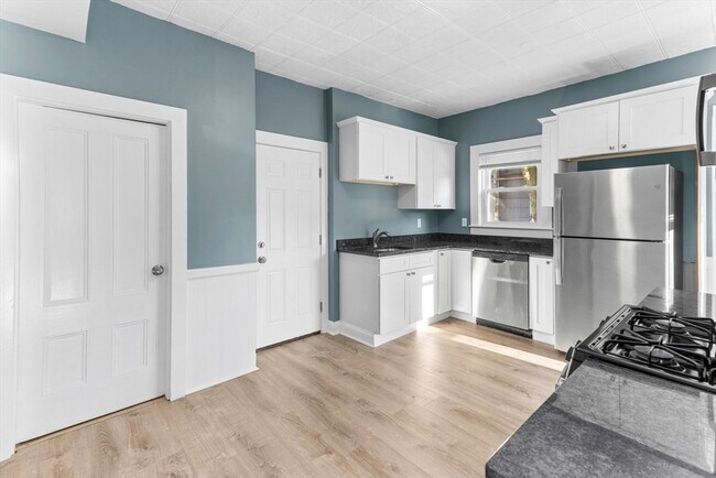 Building Photo - 692 Warren Ave