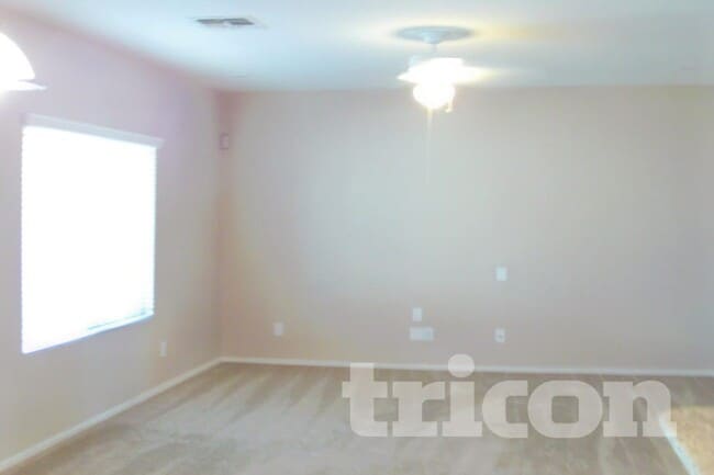 Foto del edificio - 7044 W Branham Ln