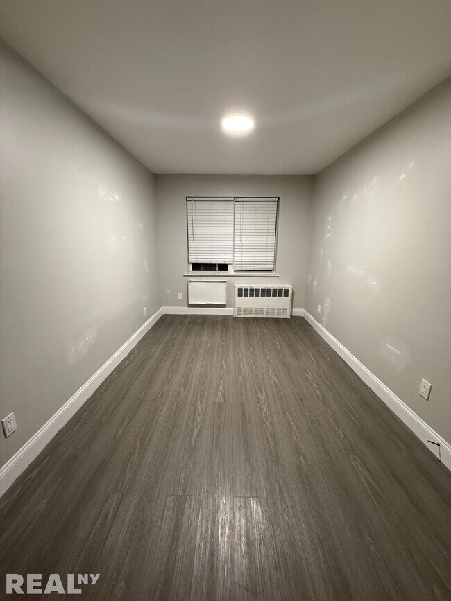 Foto del edificio - 140-71 Burden Crescent