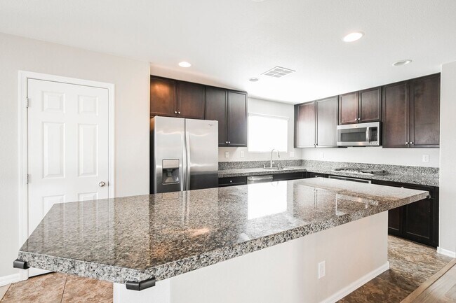 Foto del edificio - READY FOR MOVE-IN ROOF TOP DECK