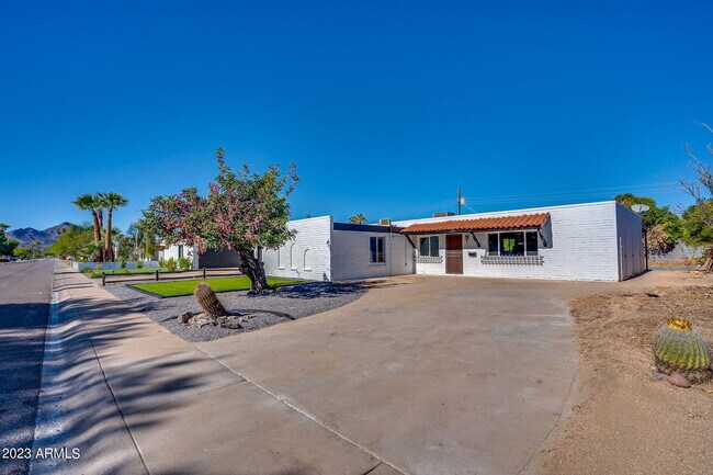 Building Photo - 8326 E Crestwood Way