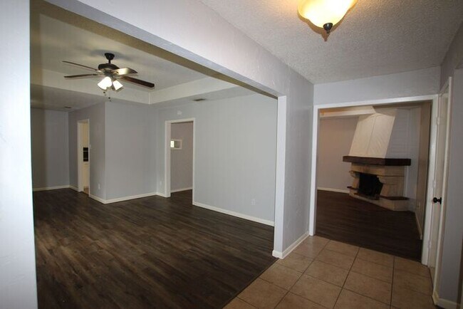 Foto del edificio - Charming 4-Bedroom Home with Mother-in-Law...
