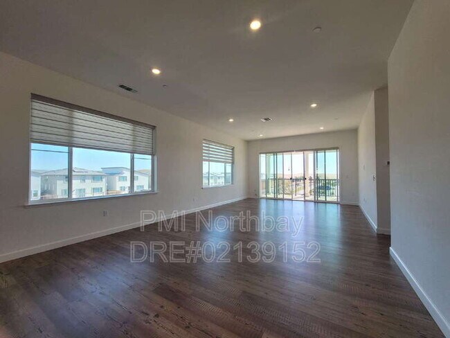 Foto del edificio - 2466 Shore Vis