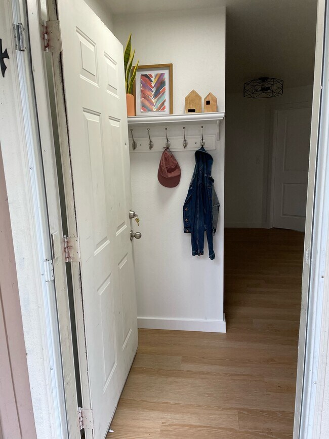 Entryway - 7619 Douglas St W