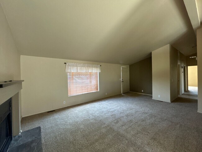 Building Photo - 3 Bedroom / 2 Bath Home in SW Redmond