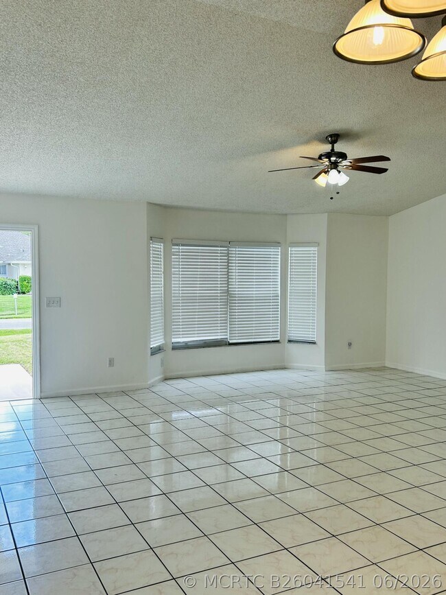Foto del edificio - 367 SW Donna Terrace