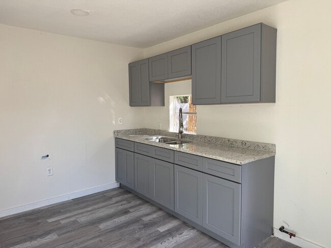 Foto del edificio - 419 Peabody Ave