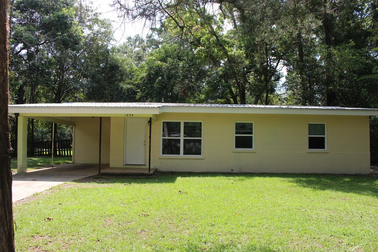Foto principal - 1694 Sharkey St