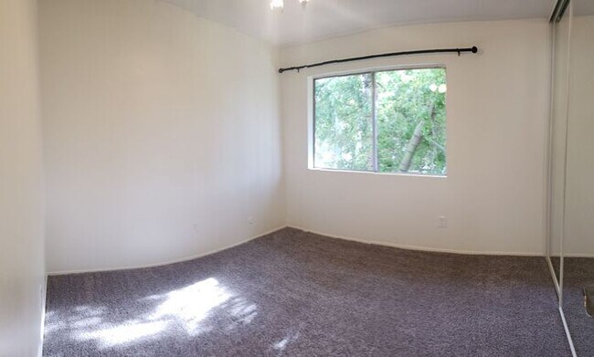 Building Photo - Townhome close to Santee Lakes!