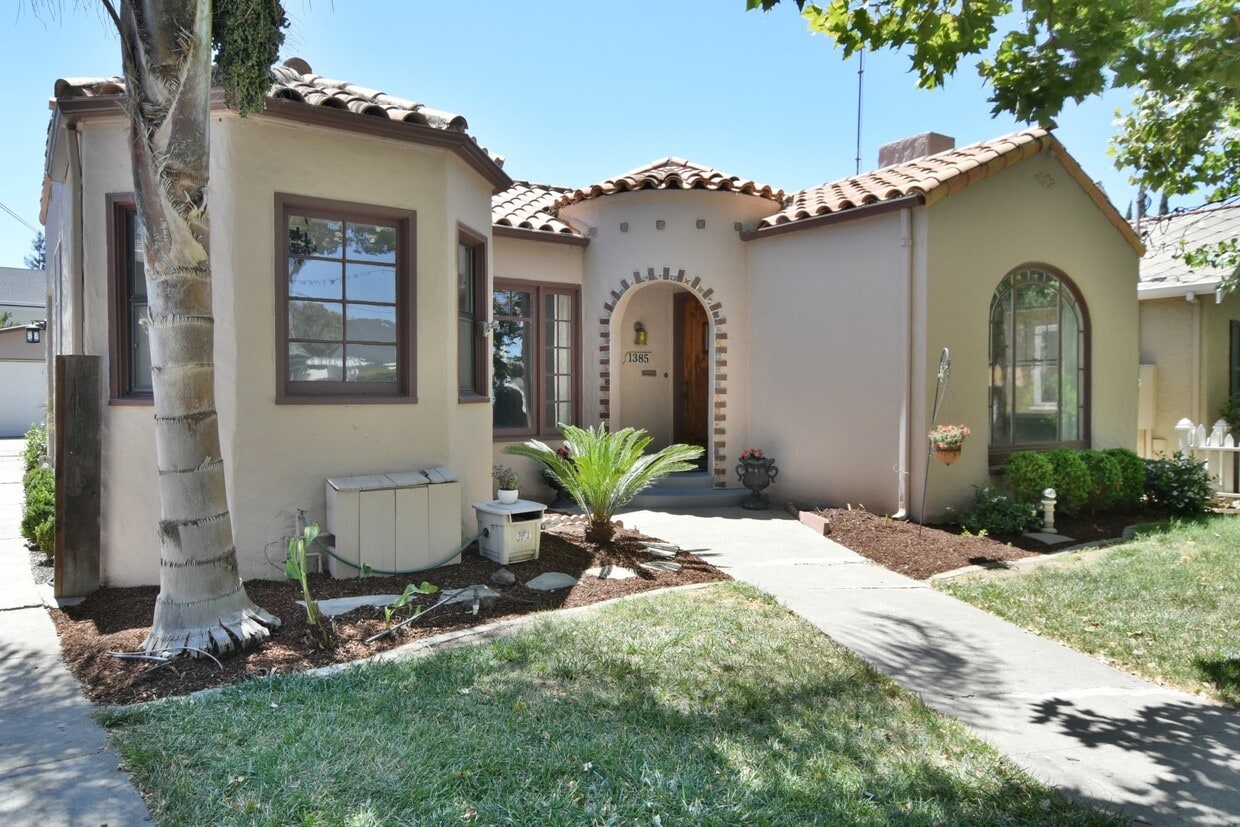 Primary Photo - Charming 3 Bedroom 1 Bath Home in Prestigi...