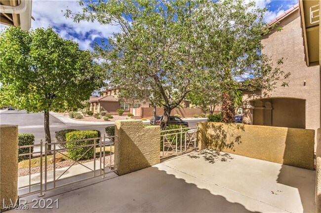 Building Photo - 2121 Silvereye Dr