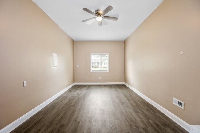 Building Photo - Ranch Style 3 bedroom 2 bathroom NEST Close to Fort Liberty!