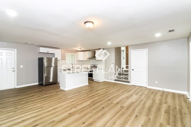 Building Photo - FIRST FULL MONTH OFF WITH 13 MONTH LEASE