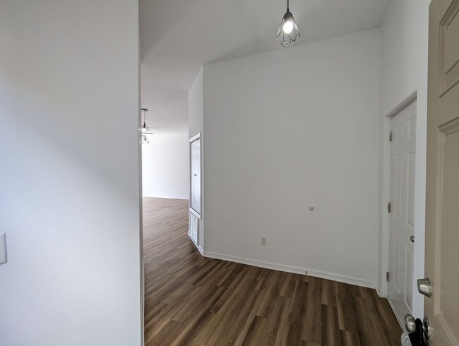 Foto del edificio - AVAILABLE NOW!! VERY LARGE 2 Bedroom, 2 Ba...