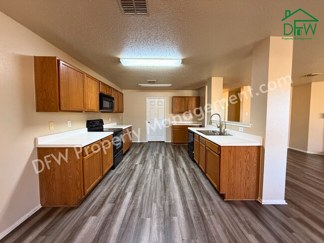 Foto del edificio - 2-Story 4 BR Home with Large Backyard & Game Room