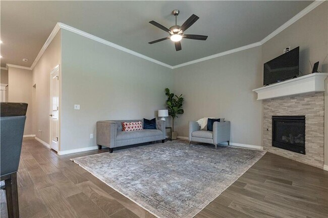 Building Photo - 3 Bedroom 2 Bathroom 2 Car Garage Home wit...