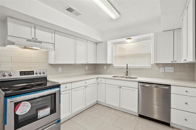 Building Photo - 3421 1st Ave S