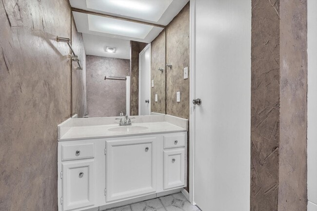 Building Photo - 7447 Cambridge St