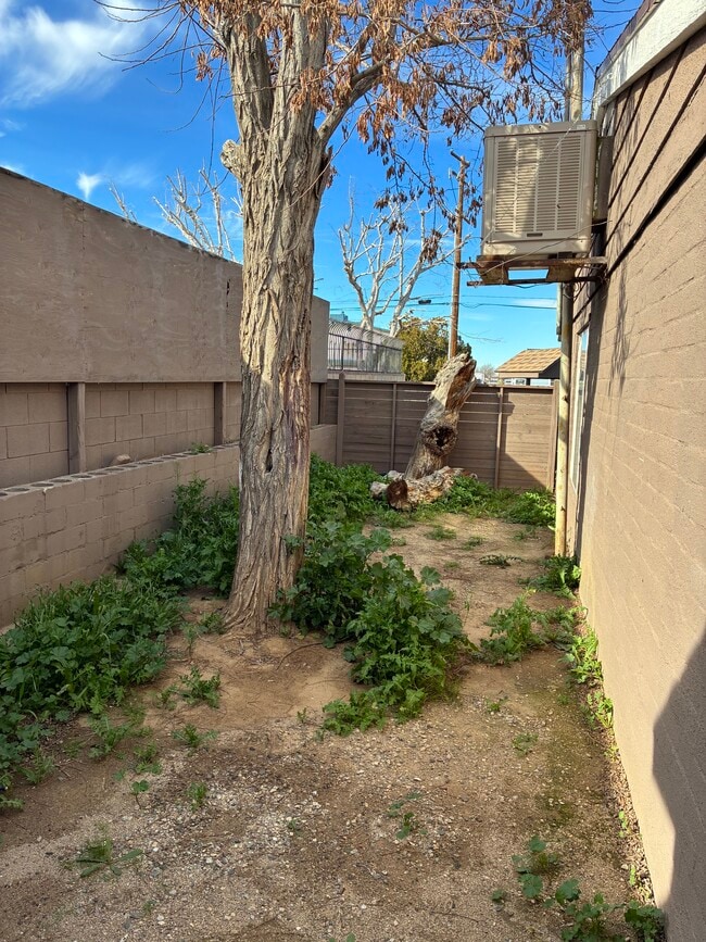Building Photo - 558 E Avenue Q12