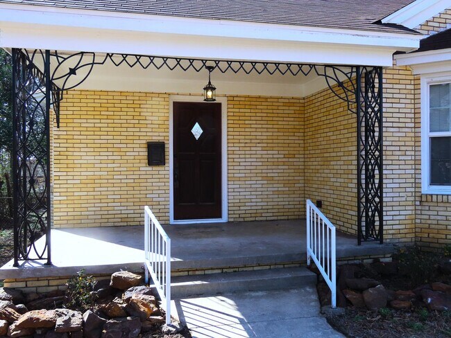 Building Photo - Newly Renovated 2 Bedroom, 1 Bathroom Cottage w/ Large Backyard! Storage Building