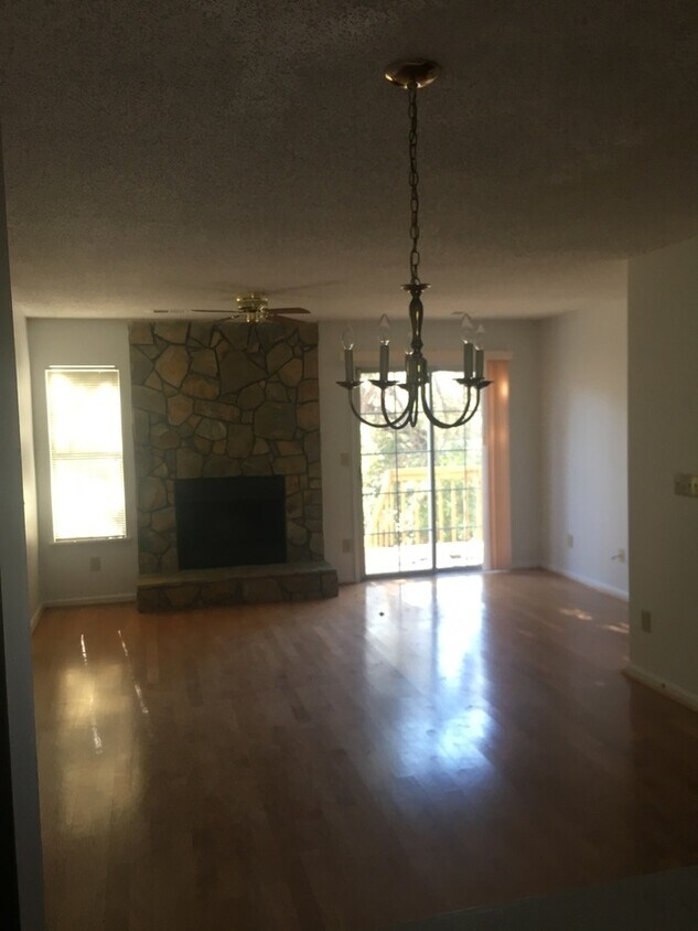 Building Photo - Spacious Townhouse in Windsor Gate