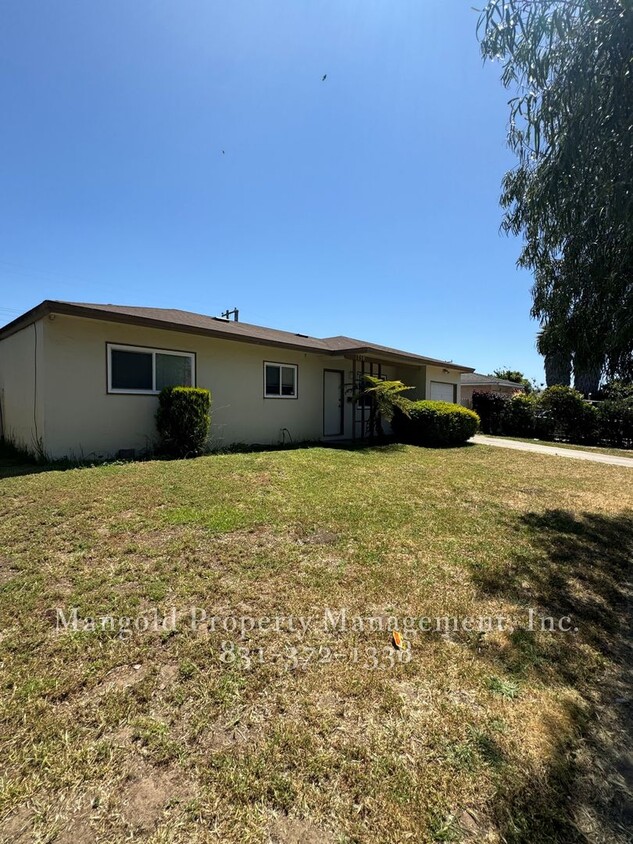 Building Photo - Three Bedroom House with Garage Located in...